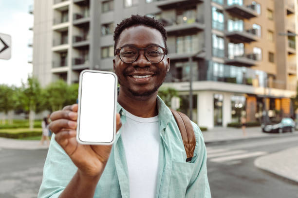 Image de Smartphones/Tablettes. Partout où vous allez, les gens tiennent leur téléphone dans leurs mains même lorsqu'ils n'en ont absolument pas besoin et les téléphones seraient plus en sécurité dans leurs poches ou leurs sacs, non? Est-ce une sorte de m'as-tu-vu? Parce que je pourrais jurer que cet acte est plus courant chez les utilisateurs d'iPhone. Essaient-ils de faire une déclaration? "Oh, tu vois le téléphone que j'utilise? Je ne vais pas trop mal." Une chose que j'ai remarquée, c'est que vous trouverez à peine des gens avec des téléphones à écran cassé ou un smartphone d'entrée de gamme qui les tiennent dans leurs mains de cette façon. J'ai entendu un garçon raconter à son collègue comment le respect qu'il reçoit des gens de son quartier a monté en flèche parce qu'il utilise maintenant un iPhone 13. Est-ce une attitude camerounaise?