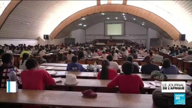 Image de Études/Devoirs. Contrairement aux idées reçues, la majeure partie des migrants et réfugiés Africains circulent à l’intérieur du continent. Sur les 8 millions et demi de migrants d’Afrique de l’Ouest, moins de 10% se dirigent vers l’Europe. On va prendre l'exemple du Cameroun ou de nombreux étudiants partent à Madagascar pour justement y étudier la médecine. Reportage de Gaëlle Borgia. Je ne savais même pas qu'il y avait des étudiants universitaires étrangères a Madagascar je tiens comme même a vous dire que mon pays a besoin de vous pour étoffer sa manque de personnel médical alors j'espère que vous pourrais un jours pratiquée ici a Madagascar. J'aime bien le courage et dynamisme des étudiants camerounais, ils s'intègrent facilement et sont ouverts à d'autres cultures!👌Continuez de vous battre les frère, un jour les octogénaires partiront tous et nous auront notre PAYS 🇨🇲 #force à vous!