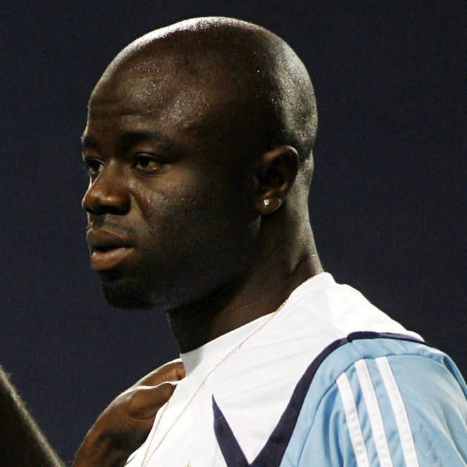 Image de Football. Le footballeur avait remporté une médaille olympique avec sa sélection nationale et deux Coupes de France avec le PSG. Il avait porté les maillots du PSG et de l’OM. L’ancien international camerounais Modeste M’Bami, est mort samedi 7 janvier 2023 à 40 ans au Havre, où il vivait, a annoncé son agent sportif Franck Belhassen. L’ex-milieu de terrain a fléchi suite à une crise cardiaque, selon le quotidien sportif L’Equipe. « Le PSG a appris avec une profonde tristesse le décès ce jour de notre ancien joueur Modeste M’Bami. Le club présente ses sincères condoléances à sa famille et ses proches », a écrit le PSG sur son compte Twitter. L’OM a également déploré « la disparition soudaine » de l’ex-Olympien, tout comme le club du Havre, qui a fait part de son « immense tristesse ». « Triste nouvelle. Modeste M’Bami nous a quittés à l’âge de 40 ans… Il a porté les couleurs sedanaises pendant trois ans (2000-2003). Nous présentons toutes nos condoléances à sa famille et à ses proches », a tweeté de son côté le club de Sedan. Médaillé olympique Modeste M’Bami, né à Yaoundé, au Cameroun, avait démarré sa carrière professionnelle à Sedan (2000-2003) avant de joindre des équipes beaucoup plus riches comme le PSG (2003-2006) puis l’OM (2006-2009). Il a ensuite entrepris un parcours qui l’avait mené en Espagne, en Chine, en Arabie saoudite et en Colombie. Il avait achevé sa carrière de footballeur au Havre (2014-2016). M’Bami comptabilisait deux Coupes de France à son palmarès, gagnées avec le PSG (2004, 2006). Médaillé d’or olympique en 2000 et sélectionné à 38 reprises en équipe nationale du Cameroun, il avait également été finaliste de la Coupe des confédérations en 2003 et finaliste de la Coupe d’Afrique des nations en 2008 avec les Lions indomptables.