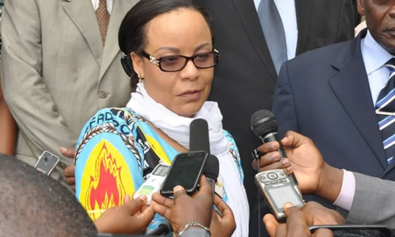 Image de Politique. Aminatou Ahidjo, fille de l'ancien président du Cameroun, a été officiellement désignée porte-parole du Comité Scientifique chargé de l'organisation du 15e anniversaire de la rétrocession de la presqu'île de Bakassi. Cet événement prestigieux, qui se déroulera le 14 août 2023 à l'Hôtel Hilton de Yaoundé, sera couplé avec la 3e édition des Awards de l'Avenir et se tiendra sous le thème "Paul Biya, le Sage Africain". La cérémonie sera retransmise en direct par plusieurs chaînes de télévision, dont Canal 2 International. Que pensez-vous de cette nomination ?