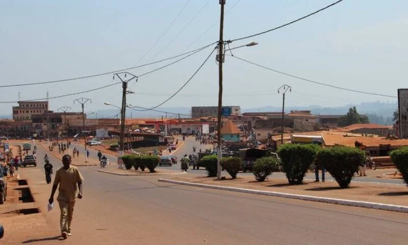 Image de Faits Divers. Dans un incident tragique à Bangangté, au Cameroun, un chargeur a été mortellement poignardé par son collègue lors d'une altercation concernant un passager. La victime, âgée d'une vingtaine d'années, a été grièvement blessée et n'a pas malheureusement survécu malgré son transfert d'urgence à l'hôpital. L'auteur du crime s'est enfui mais a été appréhendé par les forces de l'ordre. Comment de telles altercations peuvent-elles être évitées à l'avenir ?