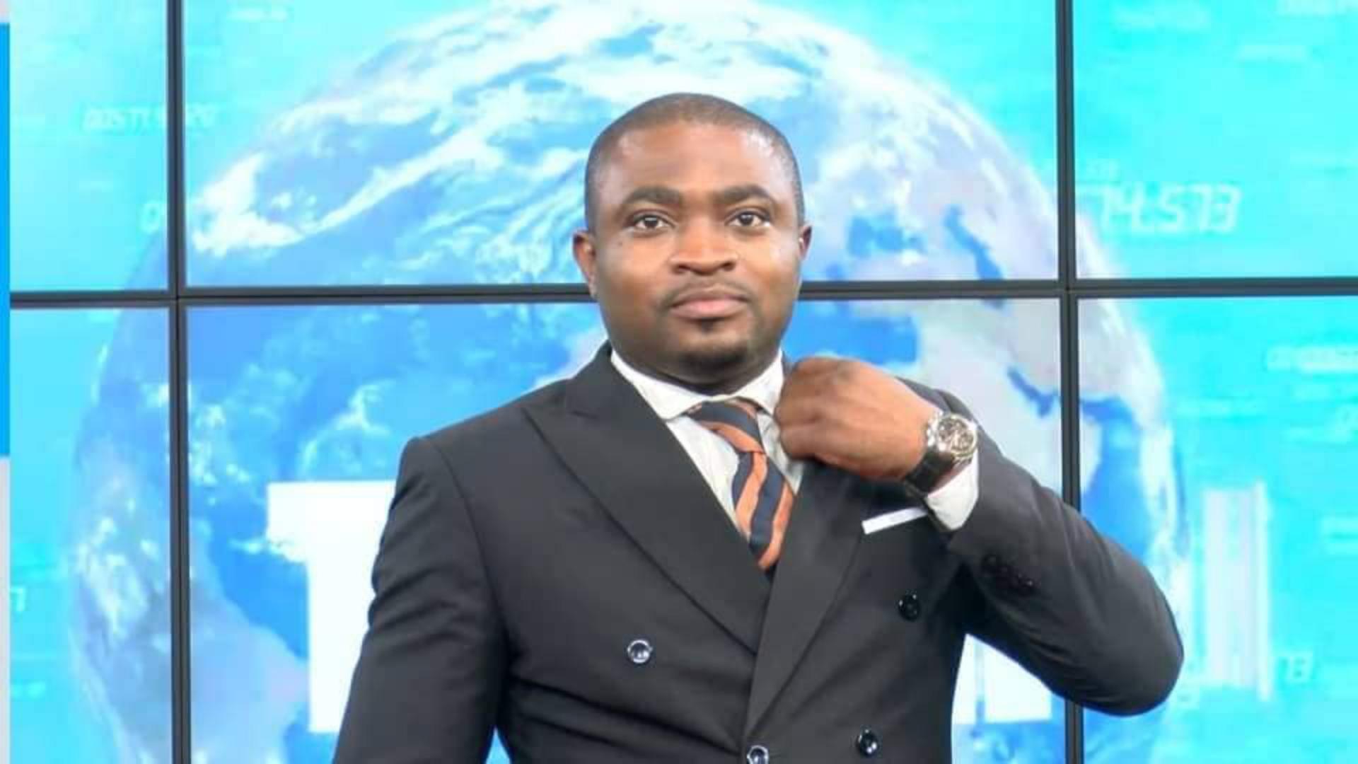 Image de Célébrités. Après une absence prolongée des antennes de Vision 4, Martial Owona, le journaliste controversé, a tenu à répondre aux rumeurs selon lesquelles il aurait été définitivement écarté de la chaîne. Dans un message bref publié sur son compte officiel, il a déclaré qu'il n'avait jamais été chassé, licencié ni en congé technique. Cependant, cette déclaration ne dissipe pas entièrement le doute qui règne depuis le 13 juin 2023, lorsque des informations contradictoires ont circulé sur son départ, lié aux maladresses de diffusion d'informations sur ABP Petroleum, entreprise de son patron Jean Pierre Amougou Belinga. Quelles sont les véritables raisons de son absence prolongée ?