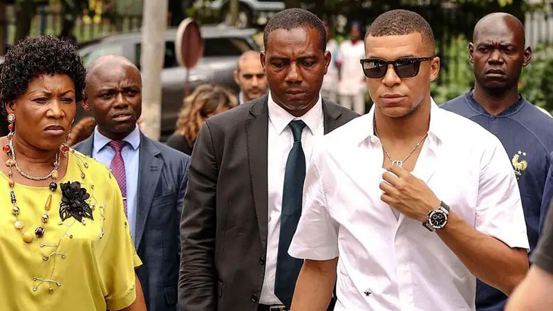 Image de Célébrités. Kylian Mbappé achève sa visite au Cameroun avec une étape à Douala, la capitale économique du pays. Après deux jours d'activités à Yaoundé, le capitaine de l'équipe de France se rendra dans une école à Douala avant de se rendre sur l'île de Djébalé, lieu d'origine de son père. Mbappé exprime sa fierté d'être au Cameroun et souligne son désir d'aider les jeunes du pays. Que retenez-vous de la visite de Mbappé en tant que figure internationale dans son pays d'origine ?