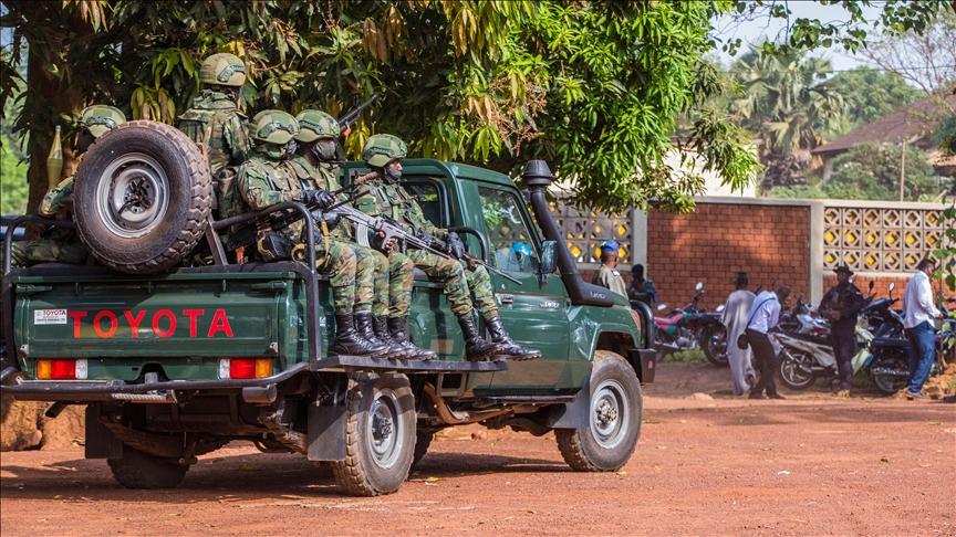 Image de Politique. L'ancien militant politique exprime sa préoccupation quant à la mise en deuxième section du Général Ngambou Esaïe, soulignant que cela témoigne du pouvoir civil sur les forces armées. Il suggère que la caserne, bien que muette pour l'instant, pourrait s'ouvrir un jour et que cela pourrait être un signe de tensions grandissantes. Il critique les abus de pouvoir, la corruption et la négligence des besoins de base de la population, soulignant les conséquences désastreuses de l'inaction. Pensez-vous que la troupe silencieuse se fera entendre un jour ? Doit-on la redouter ?