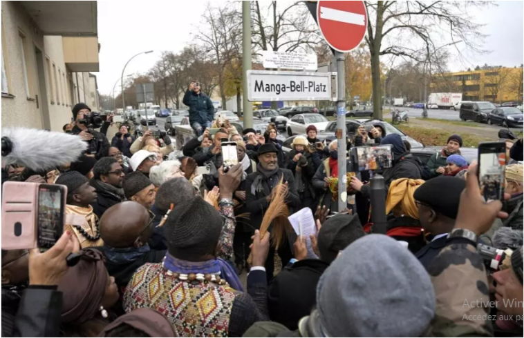 Image de Célébrités. Une nouvelle place au nom de Rudolf Douala Manga Bell, résistant camerounais à la colonisation allemande, a été inaugurée à Aalen, en Allemagne. Cette initiative s'ajoute à deux autres places inaugurées à Ulm et Berlin. Aalen était la ville d'accueil de Rudolf Douala Manga Bell lorsqu'il est venu étudier l'allemand en 1891. Une pétition pour la réhabilitation de Rudolf Douala Manga Bell et de Ngosso Din, figures de la résistance contre la colonisation allemande, est actuellement examinée au Bundestag allemand. Quelle est votre opinion sur le sujet ?