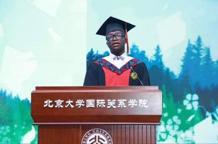 Image de Études/Devoirs. Olivier Mendo'o est devenu le premier et unique Camerounais à obtenir un doctorat à l'Université de Beijing en rédigeant et défendant sa thèse en chinois. Sa spécialité en sciences politiques et relations internationales a fait de lui l'unique Africain de sa promotion en Chine. En plus de cette réalisation remarquable, il a été reconnu comme le meilleur académicien étranger de l'année. Son parcours exemplaire témoigne du potentiel des étudiants africains et souligne l'importance de la diversité et de l'inclusion dans l'université. Que pensez-vous de cette réussite ?