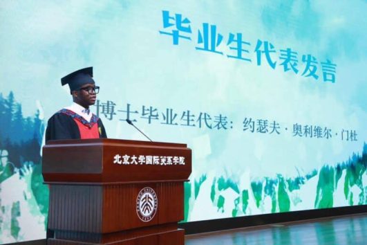 Deuxième Image de Études/Devoirs. Olivier Mendo'o est devenu le premier et unique Camerounais à obtenir un doctorat à l'Université de Beijing en rédigeant et défendant sa thèse en chinois. Sa spécialité en sciences politiques et relations internationales a fait de lui l'unique Africain de sa promotion en Chine. En plus de cette réalisation remarquable, il a été reconnu comme le meilleur académicien étranger de l'année. Son parcours exemplaire témoigne du potentiel des étudiants africains et souligne l'importance de la diversité et de l'inclusion dans l'université. Que pensez-vous de cette réussite ?