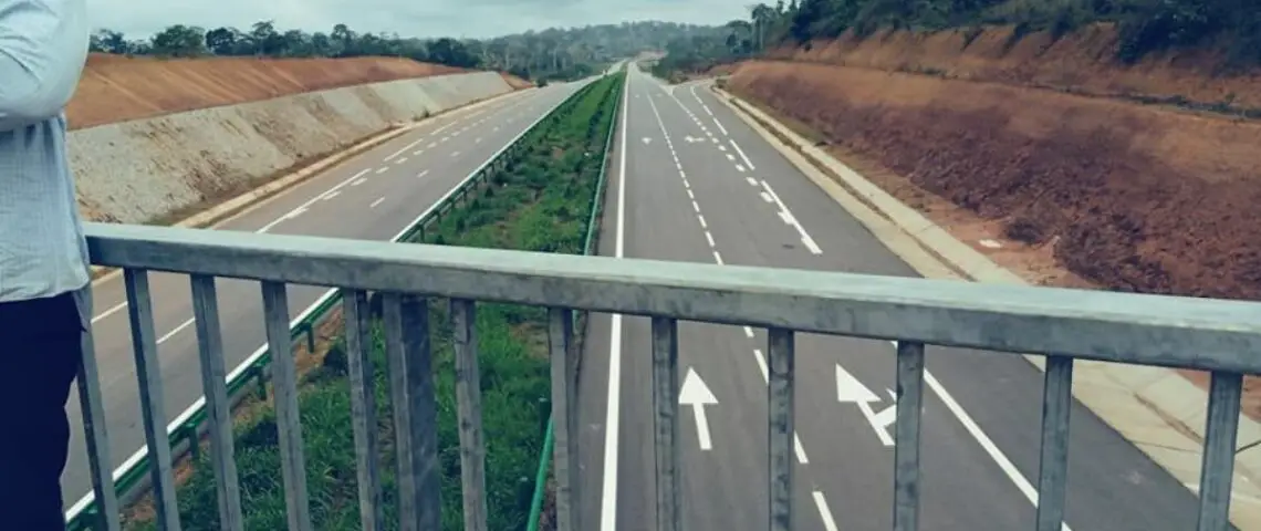 Image de Société. Face à des difficultés financières, le Cameroun envisage d'abandonner plusieurs projets d'infrastructures majeures, dont les autoroutes Yaoundé-Douala et Edéa-Kribi, ainsi que des aéroports, barrages hydroélectriques et lignes de chemin de fer. Confronté à des tensions de trésorerie, le gouvernement prévoit de se concentrer sur l'achèvement des projets de première génération en cours et de privilégier les partenariats public-privé en attendant de rétablir l'équilibre budgétaire. Que pensez-vous de cet arrêt probable des chantiers sur l'étendue du territoire ?