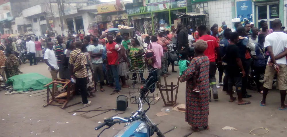 Image de Faits Divers. Le bilan de l'effondrement tragique d'un immeuble à Douala, capitale économique du Cameroun, s'alourdit avec 37 personnes décédées et 21 blessées. Parmi les victimes se trouve toute une famille, dont la grande sœur récemment mariée venait de terminer sa formation à l’ENSET. Leurs proches sont plongés dans l'angoisse, sans nouvelles de leurs êtres chers, tandis que certains gardent l'espoir de retrouver des survivants. Comment un tel effondrement a-t-il pu se produire ? Quelles étaient les conditions de sécurité de l'immeuble ? Y avait-il des signes précurseurs de sa fragilité ? Voilà autant de questions auxquelles il faudra répondre.