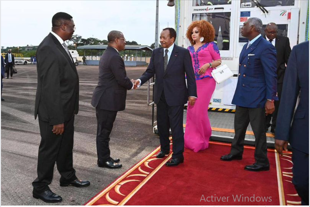 Image de Politique. Après un mois d'absence, le président de la République du Cameroun, Paul Biya, est revenu à Yaoundé en compagnie de son épouse Chantal Biya, suite à sa participation au sommet pour un nouveau pacte financier mondial en France. Il a été accueilli par des hauts responsables gouvernementaux. Au cours de son séjour à l'étranger, des manifestations ont éclaté devant son hôtel à Paris par des membres de la BAS, démontrant ainsi une opposition qui ne faiblit pas. Mais pour ses partisans, Paul Biya reste une figure emblématique de la politique africaine et mondiale, méritant respect et consultation. Que pensez-vous de ces contestations ?