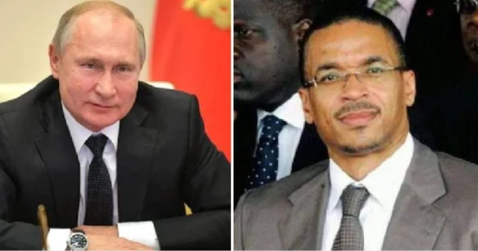 Image de Politique. Le sommet Russie-Afrique, auquel participe le président camerounais Paul Biya, soulève des interrogations sur la succession politique au Cameroun. Invité par Vladimir Poutine, Paul Biya profite de l'occasion pour renforcer les liens entre les deux pays, notamment dans la gestion des crises sécuritaires. Cependant, la présence récurrente de son fils aîné, Franck Biya, aux côtés du président alimente les spéculations sur une possible succession de gré à gré. La situation politique du Cameroun, avec Paul Biya au pouvoir depuis plus de 40 ans, suscite des inquiétudes concernant la transition démocratique et le respect de la volonté populaire. Certains dans l'opposition estiment que le président cherche à préparer le terrain pour que son fils lui succède. Quelle est votre analyse de la situation ?