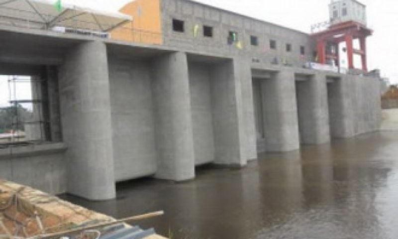 Image de Société. La signature du procès-verbal de réception définitive du barrage de Mekin a eu lieu à Yaoundé, faisant ainsi de l'ouvrage une propriété de l'État du Cameroun. Le projet, d'une capacité de production de 15 MW, vise à alimenter en électricité huit communes du département du Dja et Lobo, ainsi que quelques villages dans Nyong et So'o. Cependant, des procédures administratives supplémentaires sont nécessaires pour permettre à l'exploitant de générer des revenus. Le barrage, bien que produisant actuellement 12 MW, ne peut pas encore commercialiser son énergie en raison de l'absence de contrat de concession. L'Agence de Régulation du Secteur de l'Électricité (Arsel) souhaite accélérer la mise en place de ce contrat et régler les problèmes d'exploitation déjà apparus sur le terrain. Que pensez-vous de cette acquisition ?