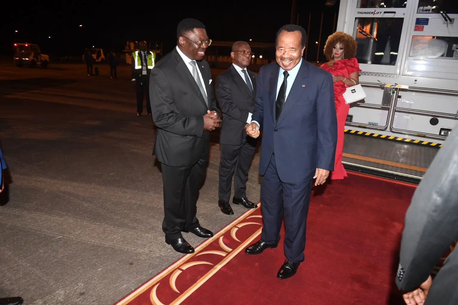 Image de Politique. Après leur participation au sommet Russie-Afrique, le président camerounais Paul Biya et son épouse Chantal sont rentrés à Yaoundé. L'accueil chaleureux du Premier ministre et du ministre secrétaire général de la présidence marque leur retour dans la capitale politique. Quels bénéfices ou défis le Cameroun pourrait-il rencontrer suite à sa participation à ce sommet ?