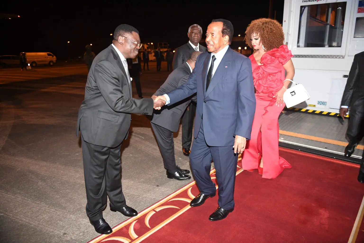 Deuxième Image de Politique. Après leur participation au sommet Russie-Afrique, le président camerounais Paul Biya et son épouse Chantal sont rentrés à Yaoundé. L'accueil chaleureux du Premier ministre et du ministre secrétaire général de la présidence marque leur retour dans la capitale politique. Quels bénéfices ou défis le Cameroun pourrait-il rencontrer suite à sa participation à ce sommet ?