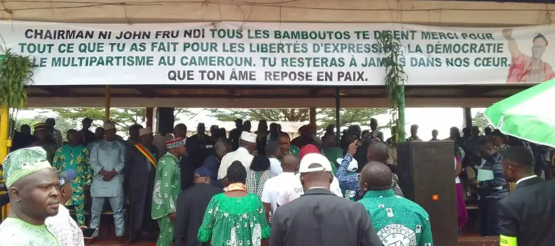 Image de Société. La population de Mbouda rend un vibrant hommage à Fru Ndi, le défunt président du Social Democratic Front. Avant son inhumation à Baba II, son village natal, sa dépouille a fait escale dans la région de l'Ouest Cameroun. L'hommage rendu par les autorités administratives et traditionnelles démontre l'importance de Fru Ndi dans la vie politique et sociale du pays. Quel sera l'impact de sa disparition sur l'avenir de son parti ?