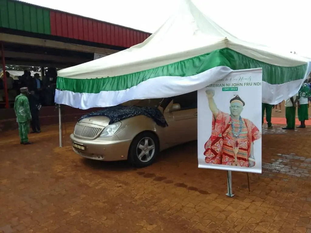 Deuxième Image de Société. La population de Mbouda rend un vibrant hommage à Fru Ndi, le défunt président du Social Democratic Front. Avant son inhumation à Baba II, son village natal, sa dépouille a fait escale dans la région de l'Ouest Cameroun. L'hommage rendu par les autorités administratives et traditionnelles démontre l'importance de Fru Ndi dans la vie politique et sociale du pays. Quel sera l'impact de sa disparition sur l'avenir de son parti ?