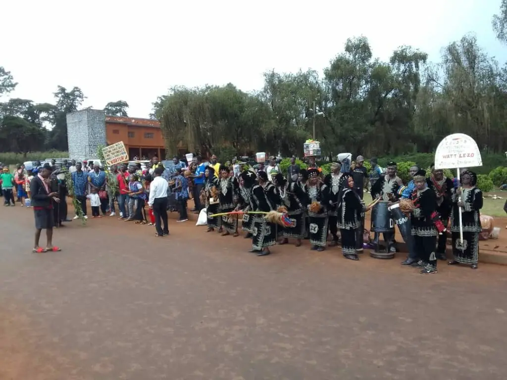 Troisième Image de Société. La population de Mbouda rend un vibrant hommage à Fru Ndi, le défunt président du Social Democratic Front. Avant son inhumation à Baba II, son village natal, sa dépouille a fait escale dans la région de l'Ouest Cameroun. L'hommage rendu par les autorités administratives et traditionnelles démontre l'importance de Fru Ndi dans la vie politique et sociale du pays. Quel sera l'impact de sa disparition sur l'avenir de son parti ?