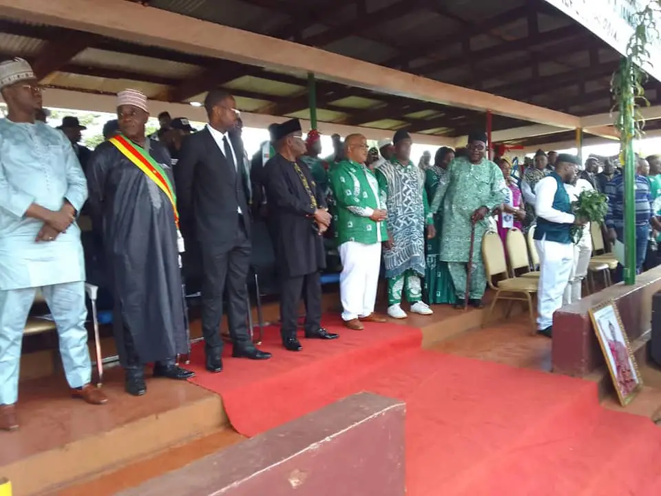 Quatrième Image de Société. La population de Mbouda rend un vibrant hommage à Fru Ndi, le défunt président du Social Democratic Front. Avant son inhumation à Baba II, son village natal, sa dépouille a fait escale dans la région de l'Ouest Cameroun. L'hommage rendu par les autorités administratives et traditionnelles démontre l'importance de Fru Ndi dans la vie politique et sociale du pays. Quel sera l'impact de sa disparition sur l'avenir de son parti ?