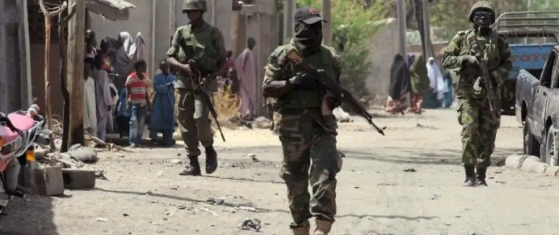 Image de Faits Divers. Dans la commune d'Ambam, au Cameroun, un militaire a tué son collègue de trois coups de feu lors d'une discussion, ne supportant pas la contradiction. La victime a été transportée à la morgue d'Ambam, laissant derrière elle un lourd deuil et une communauté bouleversée. Ce tragique événement survient à peine 24 heures après la mort d'un autre soldat camerounais, Ndioh Lambert Thierry, abattu par des séparatistes ambazoniens lors d'une patrouille pédestre à Bamenda. Les tensions et la violence semblent s'intensifier dans certaines régions du Cameroun, ce qui suscite de vives inquiétudes quant à la sécurité des militaires et des citoyens. Comment peut-on prévenir de tels incidents au sein des forces de sécurité ?