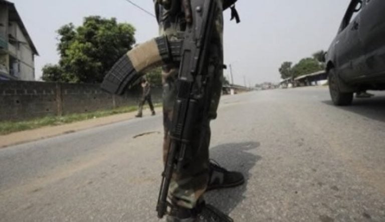 Image de Faits Divers. Dans la région de l'Adamaoua au Cameroun, des individus armés, spécialisés dans les kidnappings et les braquages routiers, ont été abattus par l'armée à Borguene. Cette opération témoigne des efforts des forces de sécurité pour combattre la criminalité. Ce n'est pas la première fois cette année que des coupeurs de route sont arrêtés, et leurs actions néfastes semblent persistantes sur les axes routiers importants du pays. Pensez-vous que les arrestations temporaires peuvent-elles résoudre durablement ce problème de la criminalité ?