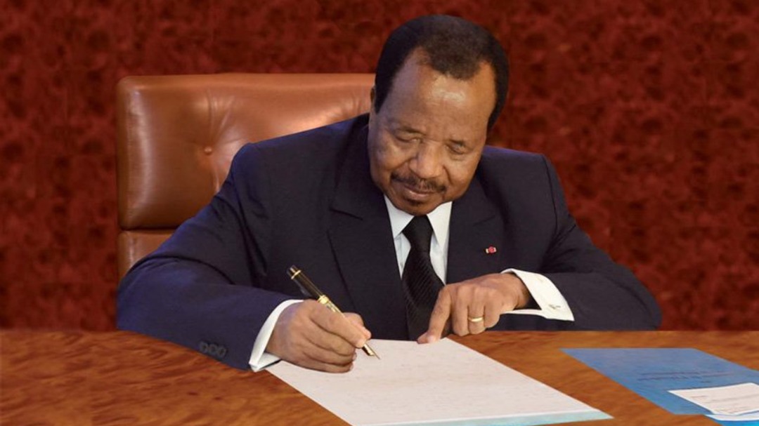 Image de Politique. Le président camerounais, Paul Biya, a entériné un accord majeur avec la Guinée équatoriale pour l'exploitation conjointe des champs pétroliers et gaziers traversant les deux pays. Signé en mars 2023, cet accord concerne plusieurs gisements opérés par des entreprises américaines et britanniques, dont Chevron et New Age. Cette collaboration ouvre donc de nouvelles perspectives économiques pour les deux nations. Parallèlement, le même jour, le président Biya a également signé des accords de défense avec l'Égypte et l'Algérie, renforçant ainsi les alliances militaires avec les nations nord-africaines. Que pensez-vous de ces accords ?