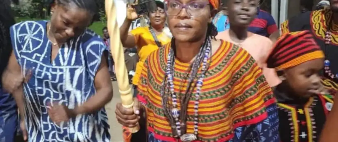 Image de Politique. Après le décès de Fru Ndi, charismatique leader de l'opposition camerounaise, sa fille, le Dr Tina Fru Ndi, est désignée comme son successeur traditionnel. Cette décision marque un tournant dans la tradition, avec une femme appelée à occuper ce rôle. Tina Fru Ndi, diplômée en pédiatrie et travaillant aux États-Unis, devient ainsi le visage de cette succession. Est-ce un signe de changement vers plus d'égalité de genre et de modernisation des traditions, ou cela reste-t-il une exception ?