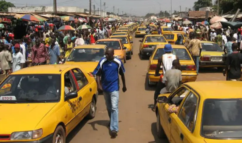 Image de Société. Le préfet du Mfoundi, Djikdent Emmanuel Mariel, a pris une mesure cruciale pour la sécurité routière en interdisant la circulation des taxis aux vitres teintées à Yaoundé. Cette action vise à améliorer la visibilité des conducteurs et à renforcer la sécurité des passagers. Annoncée dans un communiqué officiel, cette directive prendra effet à partir du 15 septembre 2023. D'autres villes suivront-elles l'exemple pour améliorer la sécurité routière ?