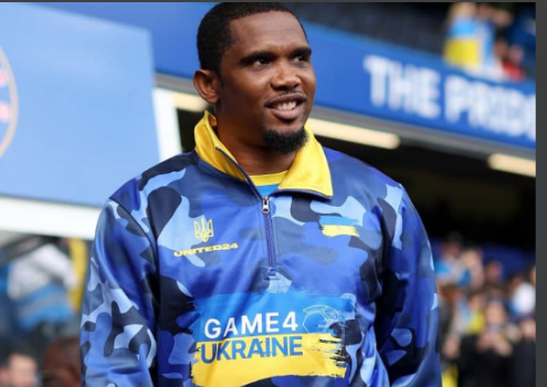 Image de Politique. L'ancienne star du football et président de la Fédération camerounaise de football (Fecafoot), Samuel Eto'o, suscite la controverse en jouant un match caritatif à Londres pour collecter des fonds en faveur de la reconstruction d'une école en Ukraine, au mépris de ses liens avec le président Paul Biya. La surprise de cette action aiguise les débats au Cameroun, où certains accusent Eto'o de mettre en péril sa relation avec les cercles du pouvoir. Que pensez-vous de ce sujet ? Peut-on séparer les actes militants personnels des positions politiques et diplomatiques nationales ?