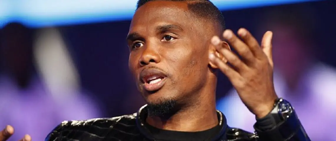 Image de Sport. Le président de la Fédération camerounaise de football, Samuel Eto'o, fait l'objet d'une enquête de la Confédération africaine de football (Caf) pour des "comportements inappropriés", une première dans l'histoire de la Fecafoot. Suite à des demandes de diverses parties prenantes du football camerounais, la Caf a officiellement annoncé l'ouverture de cette enquête. Bien que les détails ne soient pas explicités dans le communiqué, des sources suggèrent que les allégations pourraient concerner des actes de corruption, trafics d'influence, suspensions abusives et mauvaise gestion. Parmi les accusations, un contrat d'ambassadeur avec une société de paris sportifs figure en bonne place. Quelle est votre analyse de la situation ?