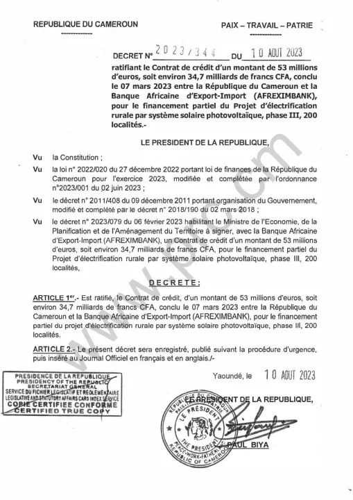 Image de Société. Le président Biya vient de donner son feu vert au financement partiel du Projet d'électrification rurale par système solaire photovoltaïque, phase III, touchant 200 localités. Le décret de ratification d'un contrat de crédit de 53 millions d'euros souligne l'engagement du Cameroun envers une électrification durable et verte. « Est ratifié, le Contrat de crédit, d’un montant de 53 millions d’euros, soit environ 34,7 milliards de francs CFA, conclu le 07 mars 2023 entre la République du Cameroun et la Banque Africaine d’Export-Import (AFREXIMBANK), pour le financement partiel du projet d’électrification rurale par système solaire photovoltaïque, phase III, 200 localités », martèle le décret dans son article premier. Que pensez-vous de ce contrat de crédit ?