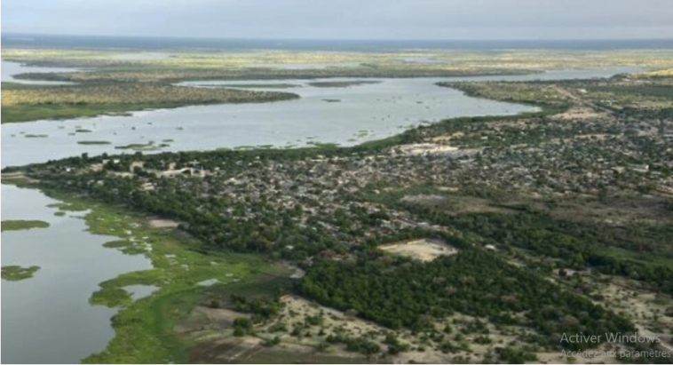 Image de Faits Divers. Une nouvelle attaque attribuée à Boko Haram a frappé la région de l'Extrême-Nord du Cameroun, tuant trois civils dans un camp de déplacés à Kerawa. Cette tragédie s'ajoute à une série d'agressions antérieures ayant fait plusieurs victimes et révélant une intensification des activités terroristes dans la région. Les assaillants ont non seulement causé des pertes humaines, mais ont également dérobé des denrées alimentaires et des effets vestimentaires des villageois. Le comité de vigilance local a réussi à neutraliser un assaillant. Le bilan des attaques terroristes s'élève à une dizaine de morts depuis début août, de quoi inquiéter la population. Comment les autorités et les communautés locales peuvent-elles renforcer leur sécurité et prévenir de futures attaques de Boko Haram dans l'Extrême-Nord du Cameroun ?