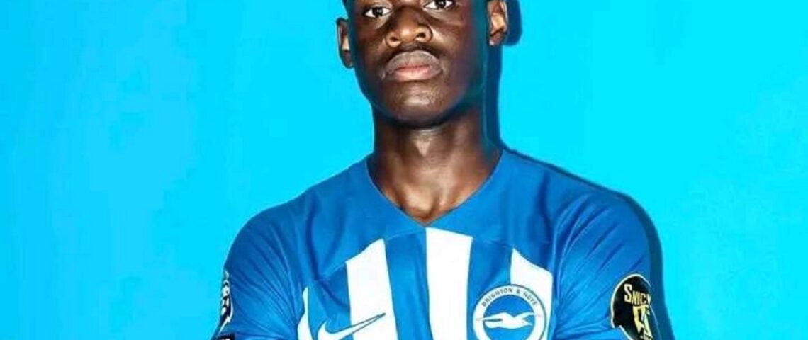 Image de Football. L'espoir footballistique Noël Bigo Atom, âgé de 18 ans, quitte le RB Leipzig pour s'engager avec Brighton Hove Albion FC en Premier League. Le jeune défenseur germano-camerounais a signé un contrat de trois ans et jouera au sein de l'équipe U21 du club anglais. Malgré le fait que d'autres équipes de Premier League aient manifesté un vif intérêt pour lui, Bigo Atom a choisi Brighton pour son projet à long terme et son incursion européenne. Le club anglais, en quête de renforcement défensif, accueille cette nouvelle acquisition avec enthousiasme. Que pensez-vous de ce jeune espoir ?