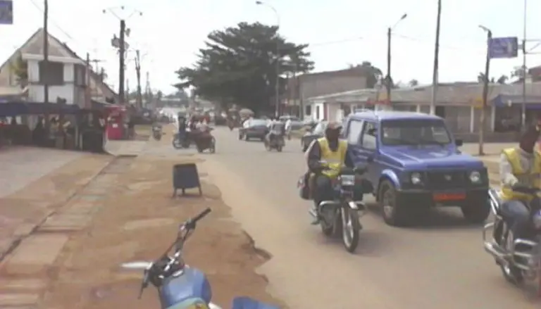 Image de Célébrités. Un acte tragique, ignominieux et inqualifiable secoue Kribi, au Sud Cameroun. En effet, une mère tue son fils de 2 ans car elle croyait qu'il était possédé par des esprits maléfiques. La femme avait soumis l'enfant à des rituels cruels pendant plusieurs jours. Quant au décès, il serait survenu lors d'une séance de délivrance spirituelle qui se serait mal tourné. Le corps de l'enfant a été retrouvé dans un bosquet à proximité. La mère est passé aux aveux après une enquête ouverte par les forces de l'ordre, descendues sur le lieu. Elle sera présentée au procureur dans les prochains jours. Quelle est votre analyse de la situation ?