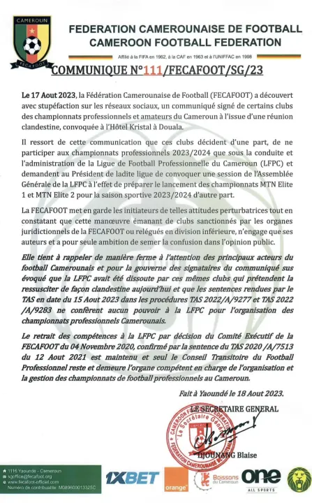 Image de Football. La Fédération Camerounaise de Football (FECAFOOT) réagit avec au communiqué émis par des clubs professionnels. Elle dénonce une réunion clandestine convoquée à l'Hôtel Krystal de Douala le 17 août 2023. Cette réunion, en effet, a conduit à une déclaration des clubs professionnels, qui menacent de boycotter les championnats professionnels de la saison 2023/2024 si la Ligue de Football Professionnelle du Cameroun (LFPC) n'assume pas la gestion. La FECAFOOT a mis en garde ces clubs dans son communiqué et leur rappelle que leur démarche perturbatrice émane d'entités ayant été sanctionnées par les organes juridictionnels de la FECAFOOT ou reléguées en division inférieure. Elle estime que cette initiative cherche à semer la confusion dans l'opinion publique. Quelle est votre analyse de la situation ? Le communiqué de la FECAFOOT