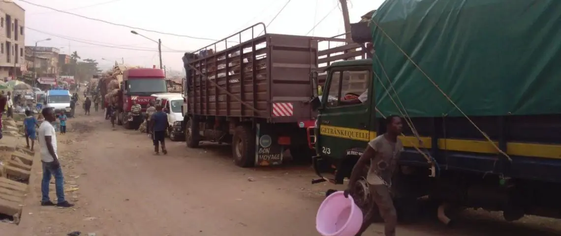 Image de Faits Divers. La communauté française à Douala est sous le choc après la découverte du corps sans vie du vice-consul de France au Cameroun, Christian André Marie Hue, pendu dans sa résidence. L'enquête sur son décès est entourée de mystère. Pour certains, il s'agirait d'un meurtre déguisé en suicide. Cependant, il est à noter que ce diplomate chevronné était également impliqué dans une enquête de trafic de visas, un scandale qui a secoué l'institution. Les autorités camerounaises et françaises ont ouvert des enquêtes sur cette affaire afin d'élucider les circonstance de sa mort. Quelle est votre analyse de la situation ?