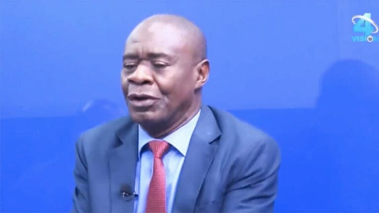 Image de Football. Le membre du Comité exécutif de la Fédération camerounaise de football (Fecafoot), Nkou Mvondo, fait face à des allégations de détournements de fonds. D'après les informations, il aurait reçu deux paiements pour la même séance d'astreinte. « Pour une même sentence d’astreinte il a perçu de l’argent sous la normalisation de Happy et est venu percevoir de nouveau 46 millions FCFA sous Eto’o. Tout s’explique », martèle le journaliste Boris Bertolt. Quelles mesures doivent être prises pour effectuer de dans la Fecafoot ?