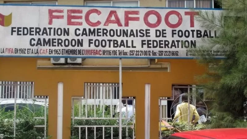 Image de Football. Le conflit dans le monde du football camerounais atteint de nouveaux sommets, cette fois avec la confrontation entre la Ligue de Football Professionnel du Cameroun (LFPC) et le Conseil Transitoire du Football Professionnel (CTFP). Le CTFP a récemment invité tous les clubs du championnat professionnel à boycotter une réunion convoquée par le président de la LFPC, le général Pierre Semengue. Le CTFP soutient que la LFPC a été dissoute et n'a plus l'autorité nécessaire pour tenir de telles réunions. Quelle est votre analyse de ce conflit ?