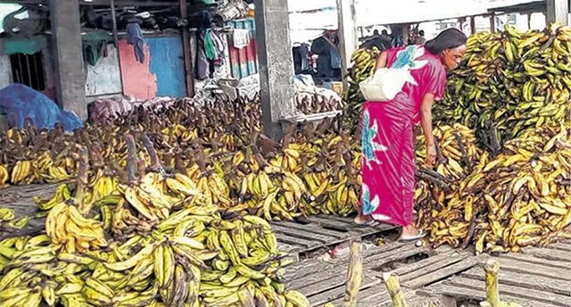 Image de Société. Le gouvernement camerounais intensifie sa lutte contre l'utilisation abusive de produits chimiques dans les aliments. Le ministère de l'Agriculture et du Développement rural a exprimé sa préoccupation face à cette pratique qui mett en danger la santé publique. L'utilisation inappropriée d'additifs tels que l'éthéphon et de produits chimiques comme le formol est contraire à la loi et pose un risque sérieux pour les consommateurs. Pour contrer cela, des mesures strictes ont été annoncées, notamment une sensibilisation des distributeurs de produits phytosanitaires et des contrôles renforcés sur les marchés. Les autorités locales sont également encouragées à sensibiliser la population aux risques liés à l'utilisation de ces produits nocifs. Pensez-vous que ces mesures seront suffisantes pour mettre fin à cette pratique dangereuse et protéger la santé publique ?