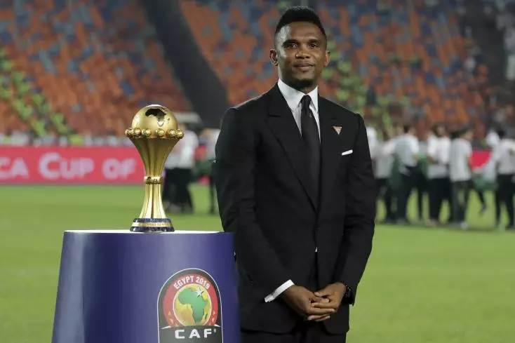 Image de Football. Le président de la FECAFOOT, Samuel Eto'o, se détourne résolument d'un appel tribal à son soutien et rappelle son engagement envers l'Afrique tout entière. Dans un message, il encourage ses partisans à rester forts malgré les défis juridiques et les conflits auxquels il fait face. Eto'o, avec fierté et optimisme, réaffirme son profond lien avec l'Afrique et son dévouement à restaurer la grandeur du football camerounais. La récente campagne tribale visant à mobiliser la communauté de Samuel Eto'o pour son soutien a été vigoureusement rejetée par le leader du football. Il insiste sur son identité plurielle et rappelle le titre honorifique d'« African soldier » décerné par Nelson Mandela. Il exhorte les Camerounais à se rallier à sa cause. Sa vision noble est de restaurer la grandeur du football camerounais pour le bénéfice de la jeunesse. Il demeure déterminé malgré les obstacles et trouve sa force dans la foi en un avenir meilleur. Que pensez-vous de son message ?