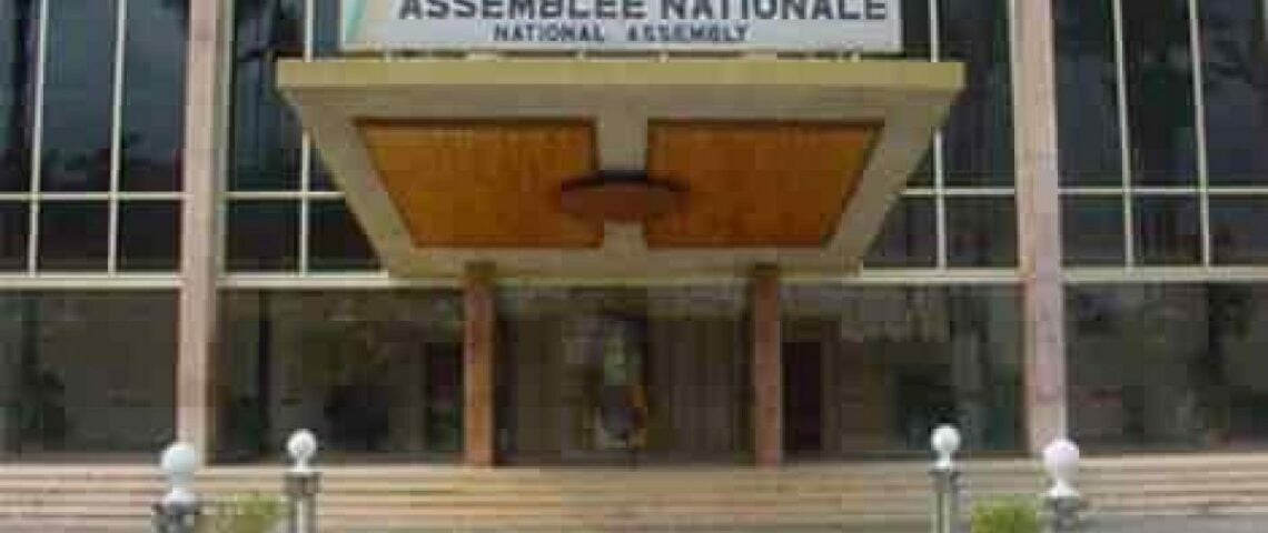 Image de Politique. L'Assemblée nationale du Cameroun fait face à une crise financière alarmante, avec 75% de son budget annuel déjà dépensé en seulement six mois. Le député Abba Kabbir Kamsouloum a révélé que l'institution était endettée à hauteur de 22 milliards de francs CFA, ce qui met en danger son fonctionnement dès octobre. La majeure partie des fonds a été consacrée aux indemnités des députés et aux salaires du personnel. Il s'agit donc d'une situation qui compromet la capacité de l'Assemblée nationale à couvrir les dépenses liées à l'examen et à l'adoption du budget national en novembre. Kamsouloum attribue cette crise à des pratiques financières douteuses, notamment l'exécution du budget en dehors des lois et règlements financiers, des cas de faux et d'usages de faux, de marchés fictifs, de surfacturations et de missions fictives. Il pointe également du doigt le secrétaire général par intérim de l'Assemblée pour son incapacité à prendre des décisions et à assumer ses responsabilités. Quelle est votre analyse de la situation ?