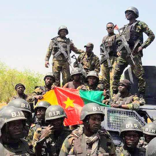 Image de Société. Le Cameroun annonce le recrutement de 2 000 commandos d'élite dans le but de renforcer sa sécurité nationale. Cette initiative supervisée par le ministre de la Défense vise à accroître les effectifs de la garde présidentielle et des bataillons d'intervention rapide (BIR) pour faire face aux menaces sécuritaires dans la région. L'approche ne se limite pas aux troupes de combat, mais intègre également 100 infirmiers diplômés d'État pour garantir une prise en charge médicale adéquate au sein des forces armées. Ce recrutement spécial témoigne de l'engagement du Cameroun envers la sécurité de ses citoyens et la protection de ses intérêts nationaux. ¨Pensez-vous que ce renforcement des forces de défense affectera réellement la sécurité et la stabilité du Cameroun ?