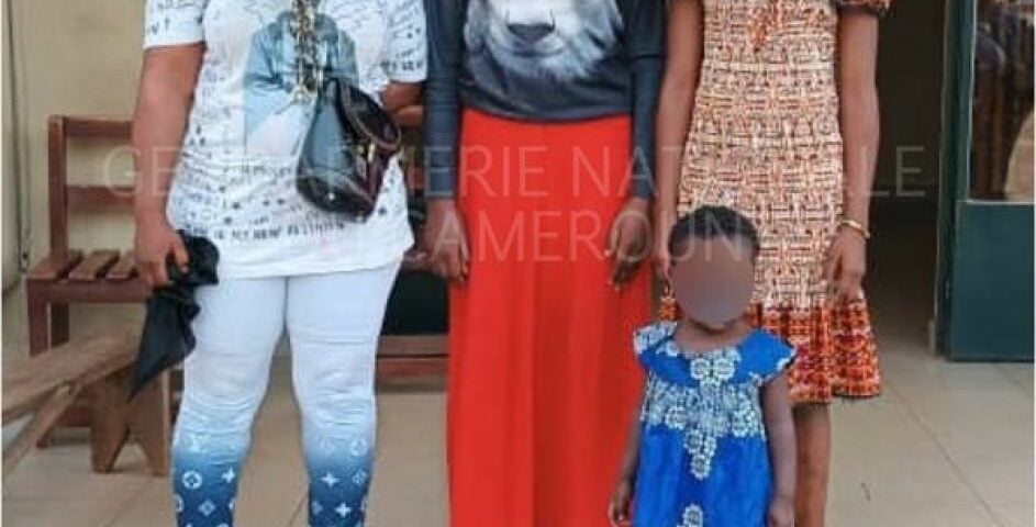 Image de Faits Divers. La Brigade de Gendarmerie Nlongkak à Yaoundé a appréhendé une présumée voleuse d'enfants, suite à une plainte pour le vol d'une fillette de 3 ans. Les enquêteurs ont réussi à retrouver l'enfant chez une femme et sa fille. Ces dernières affirment l'avoir trouvée devant leur maison et attendaient ses parents. La petite a été rendue à sa famille et la présumée voleuse et ses deux complices conduits devant le Tribunal de Grande Instance du Mfoundi pour être jugées. Comment lutter contre de telles pratiques ?