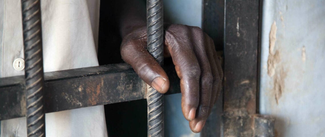 Image de Politique. Patrick Noutang, un jeune Camerounais, a été incarcéré à la prison de New-Bell à Douala pour avoir critiqué le président Paul Biya alors qu'il était en état d'ébriété. Ses propos ont été rapportés par des informateurs présents dans le bar où il se trouvait. Noutang est désormais confronté à des charges en vertu de la loi anti-terroriste et risque la prison à vie. Jusqu'où peut aller la répression de la liberté d'expression au nom de la sécurité nationale ?