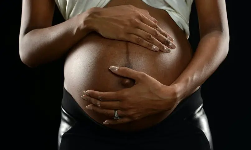 Image de Société. L'Extrême-Nord du Cameroun est en ébullition suite à l'histoire choquante d'un boutiquier qui a mis enceintes 5 filles de la même ville. Nous sommes à Logone et Chari, région de l’Extrême Nord. Les familles des victimes, informées, se sont rendu chez le boutiquier mais ont été confrontées à la résistance de la famille de l'opérateur économique. Il s'en est alors suivie une bagarre générale. Que pensez-vous de cette affaire inhabituelle ?