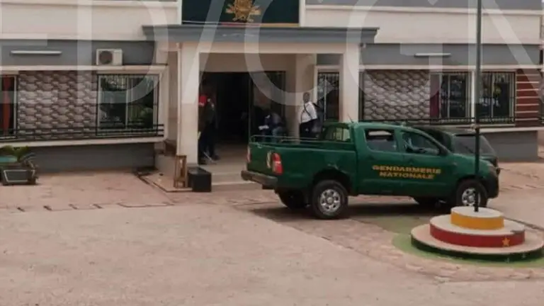 Image de Société. Plusieurs gendarmes de la Brigade d'Etoudi à Yaoundé ont été interpellés après la mort de Ndongo Bilogo Olivier en garde à vue. Les ONG "Mandela Center International et Nouveaux Droits de l’Homme" ont ouvert une enquête pour élucider les circonstances de sa mort due à des actes de torture. L'arrestation de Ndongo Bilogo Olivier le 1er juin 2023 a été qualifiée d'illégale par les ONG, qui affirment que les gendarmes n'avaient ni mandat ni titre de justice au moment de son interpellation. Pendant les quatre jours de sa garde à vue, Ndongo Bilogo Olivier aurait été violemment frappé à la tête par les gendarmes en faction, ce qui a conduit à son décès. Après sa libération le 5 juin 2023, il présentait de nombreux hématomes et a été admis en urgence à l'Hôpital Général de Yaoundé, où un diagnostic médical a révélé un sévère "Hématome intra parenchymateux temporal" ainsi qu'une "persistance du déficit moteur de l’hémicorps droit". Comment le système judiciaire camerounais punira-t-il les responsables présumés de ces actes de torture ?