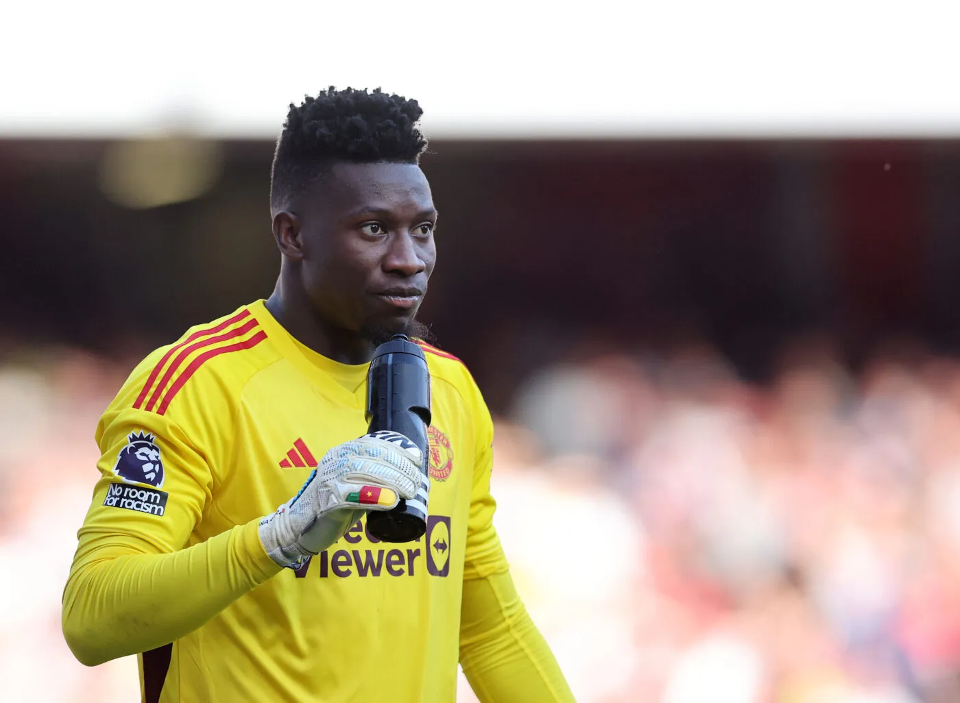 Image de Politique. Le gardien de Manchester United, André Onana, fait son retour dans l'équipe nationale du Cameroun, les Lions Indomptables. Après une absence suite à un différend avec l'entraîneur Rigobert Song, Onana a été rappelé pour le match de qualification de la CAN contre le Burundi en septembre 2023. Cependant, la réintégration d'Onana soulève des questions sur l'influence du gouvernement camerounais dans le sport national. En effet, Onana lui-même a déclaré son désir de représenter le Cameroun, mais les raisons de son départ lors de la Coupe du Monde 2022 restent floues. Il a évoqué des injustices et des manipulations, mais n'a pas donné de détails. La décision de rappeler Onana semble avoir été imposée par le président Paul Biya, qui reconnaît l'importance de sa présence pour l'équipe. Quelle est votre analyse de la situation ?