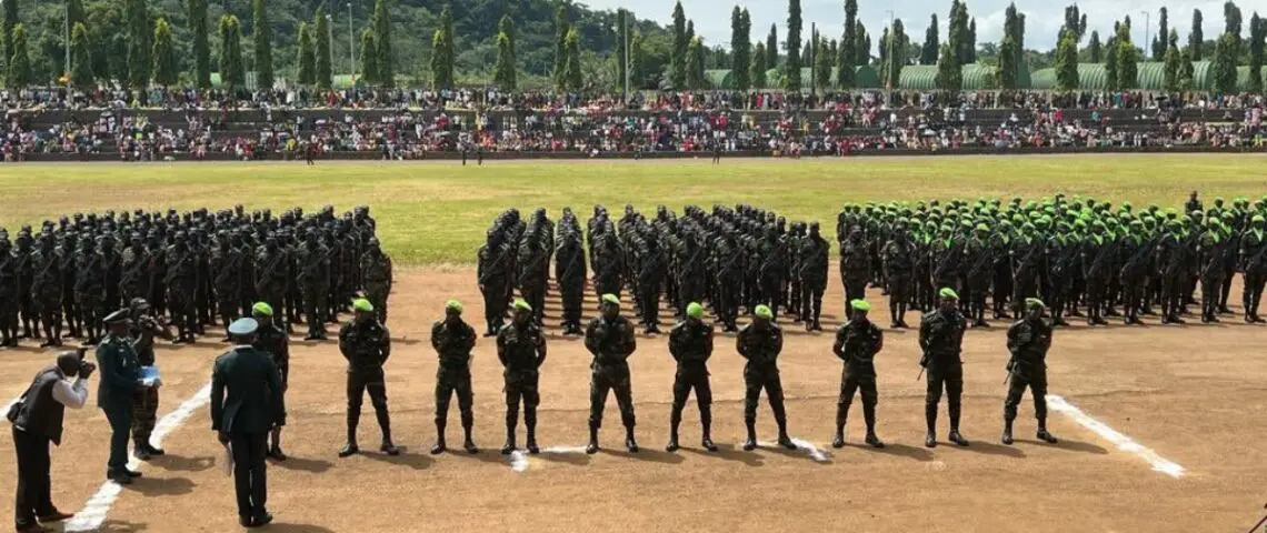 Image de Société. L'unité d'élite de l'armée camerounaise, le Bataillon d'intervention rapide (BIR), qui joue également le rôle de garde prétorienne du président Paul Biya, s'apprête à renforcer sa puissance grâce à l'acquisition de véhicules de combat d'infanterie Ratel en provenance d'Afrique du Sud. Le constructeur sud-africain OTT Technologies a été choisi pour fournir ces blindés modernisés, en nombre d'environ dix. Ces véhicules viendront compléter le parc actuel du BIR, qui compte déjà douze Ratel en service depuis 2015. Cette augmentation de la flotte vise à faciliter le transport des troupes et à renforcer leur puissance de feu, notamment dans les zones de conflit au Nord contre Boko Haram et dans la région du NO/SO, confrontée aux groupes indépendantistes anglophones. Selon vous, dans quelle mesure le renforcement de l'arsenal du BIR influencera-t-il la situation dans les zones de conflit ?