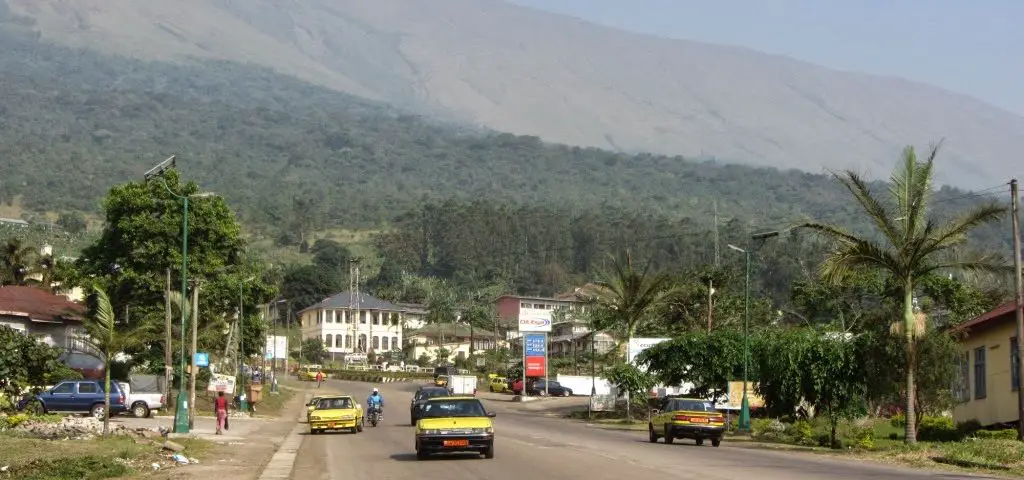 Image de Société. A Buea, dans la région du Sud-Ouest du Cameroun, la crise anglophone a atteint un nouveau sommet de violence. Les quartiers de Bomaka, Mile 17, Mile 18, Small Soppo, Tole, et en particulier Muéa, ont été le théâtre d'agitations extrêmes ce 7 septembre. En effet, à Muéa, des hommes armés ont ouvert le feu alors que les habitants avaient ouvert leurs boutiques pour un marché périodique. Deux chauffeurs de taxi ont été tués, et leurs véhicules incendiés, ce qui porte le bilan à trois morts, en plus des nombreux dégâts matériels. Les séparatistes ont revendiqué ces violences et déclare un boycott de la rentrée scolaire dans les régions du Nord-Ouest et du Sud-Ouest pendant deux semaines. Il s'agit d'une situation qui perturbe gravement les activités éducatives dans ces régions déjà affectées par des tensions socio-politiques. Depuis la rentrée scolaire le 4 septembre, trois personnes ont déjà perdu la vie. Selon vous, quelle solution peut mettre un terme à cette escalade de violence et ramener la paix dans les régions anglophones du Cameroun ?