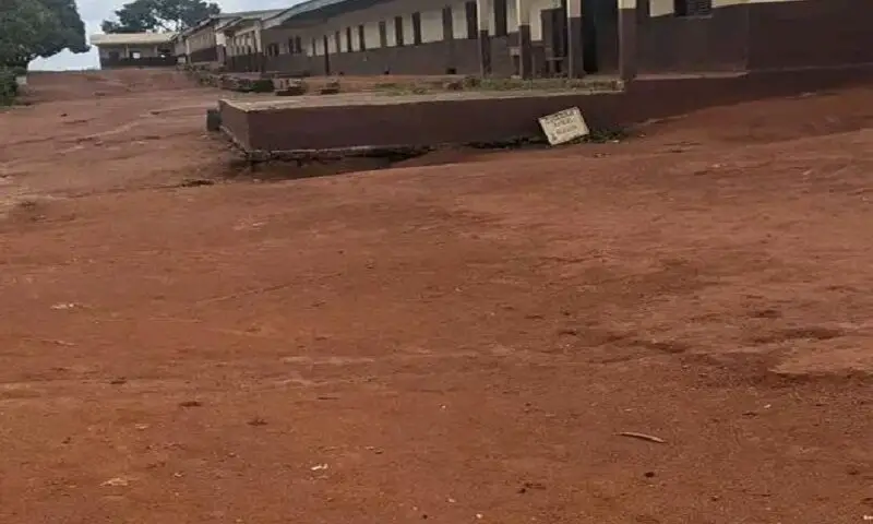 Image de Société. A Ayos, 18 enseignants du lycée bilingue ont été convoqués par le commissaire spécial pour absentéisme. Cependant, cette convocation, prévue pour le 8 septembre, a été annulée suite à l'intervention du préfet du Nyong et Mfoumou. En effet, le préfet a exhorté les enseignants à ignorer cette demande, qu'il qualifie d'« inopportune et indigeste ». Dans sa communication adressée au délégué départemental des Enseignements secondaires, le préfet s'est dissocié de cette initiative et rejette l'argument selon lequel le commissaire agissait selon ses directives. Quelle est votre analyse de la situation ?