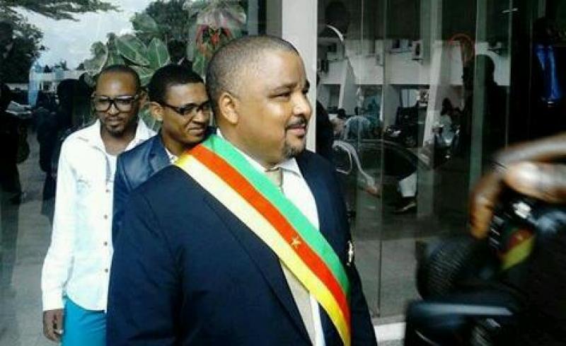 Image de Politique. Après la disparition de Ni John Fu Ndi, Joshua Osih, premier vice-président du Social Democratic Front (SDF), a été désigné président national par le Comité exécutif national (NEC) à Yaoundé. Cette décision, fondée sur les statuts du parti, assure l'intérim en attendant des élections. Le NEC a également salué la montée en responsabilité d'Amadou Yaouba et John Kona Makia en tant que présidents régionaux du SDF. Quant aux élections pour d'autres régions, elles auront lieu avant le 23 septembre. Le congrès du parti attend encore une date de fixation, mais les candidatures régionales devront être soumises avant le 24 septembre. Que pensez-vous de ce choix du SDF ?